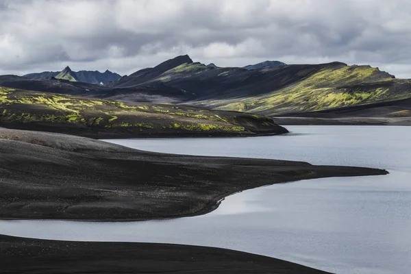 Veduta del lago Lambavatn nel deserto vulcanico di Lakagigar in Islanda S — Foto Stock