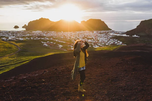 Молода щаслива жінка, насолоджуючись заходом сонця на піку Eldfell вулкан дотепність — стокове фото