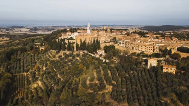 Toskana Pienza eski şehir havadan panoramik drone görünümü, İtalya