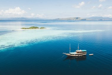 Ama ile mercan resifi mercan adası yakınında yelken Lüks cruise boat