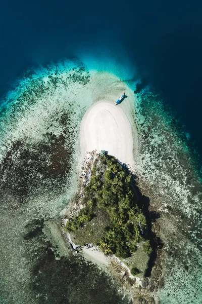 Aerial view of white sand beach on small tropical coral reef isl — Stock Photo, Image