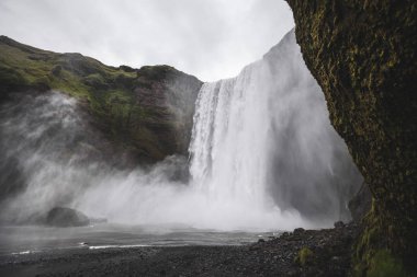 Skogafoss İzlanda ünlü şelale. Güçlü akarsu, dramatik vi