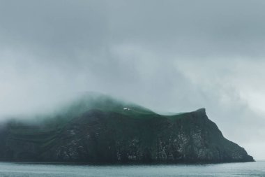 Vestmannaeyjar takımadalarında Ellidaey adasında yalnız ev, I
