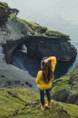 Eksikliği kum volkanik plaj ile İskandinav manzara bakan kadın,