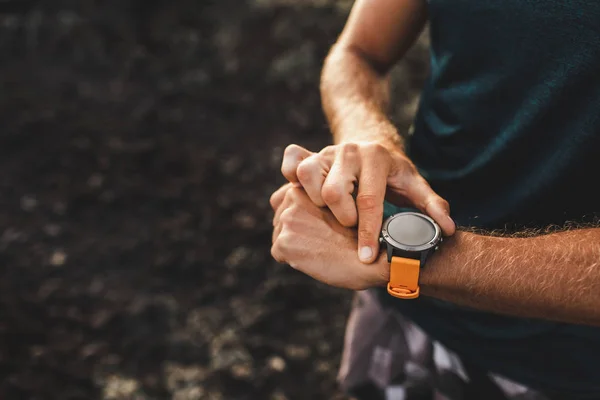 Młody sportowiec za pomocą fitness tracker lub inteligentny zegarek przed r — Zdjęcie stockowe