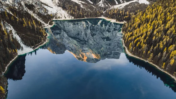 Incredibile paesaggio autunnale del Lago di Braies Dolom — Foto Stock