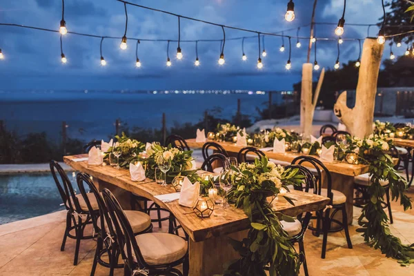 Apparecchiare la tavola alla cerimonia di nozze di notte. Decorazione con f fresco — Foto Stock