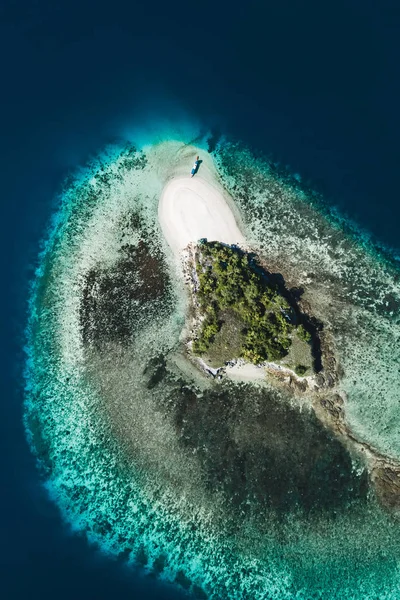 Small coral reef island with white sand beach. Aerial drone view — Stock Photo, Image