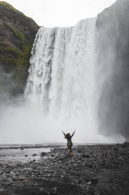 Skogafoss İzlanda 'ya koşan ünlü şelale. Güçlü s
