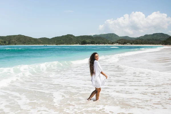 Joven mujer feliz disfrutando en la playa vacía de arena blanca tropical. W — Foto de Stock