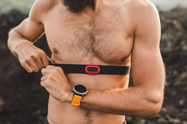 Male runner wearing professional chest heart rate monitor and pr — Stock Photo, Image