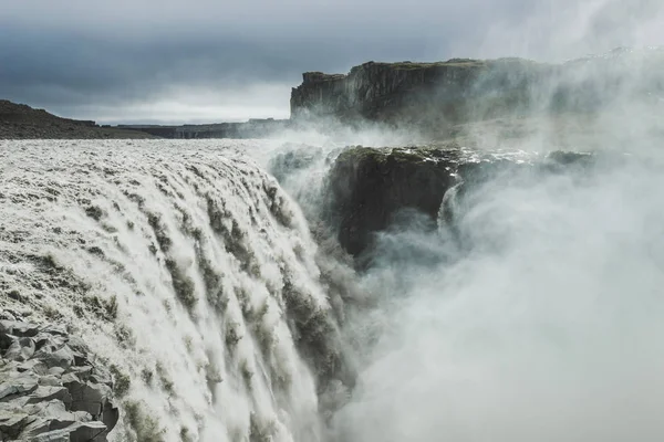 Na Islandě se nachází vodopád Dettifoss. Nejmocnější vodopád v E — Stock fotografie
