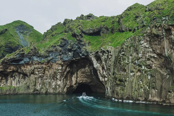 Costa rochosa da ilha de Vestmannaeyjar, Islândia com água enorme ca — Fotografia de Stock