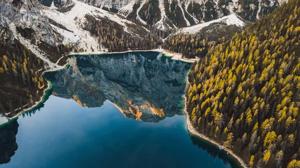 Incredibile paesaggio autunnale del Lago di Braies Dolom — Foto Stock