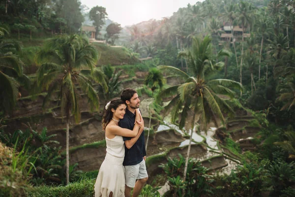 Jovem casal latino-americano com vista incrível de Ubud arroz terra — Fotografia de Stock