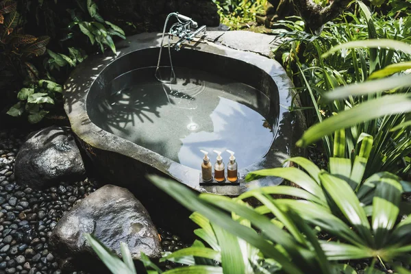 Baño al aire libre de piedra de lujo en la selva verde tropical . —  Fotos de Stock