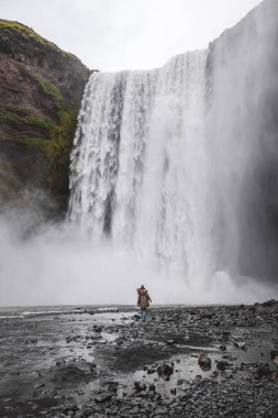 Skogafoss İzlanda 'ya yürüyen ünlü şelale. Güçlü st