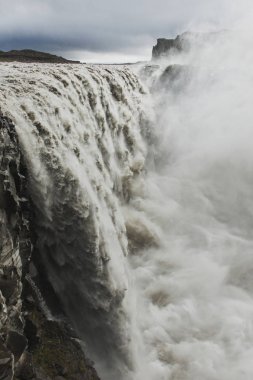 İzlanda'da Dettifoss şelalesi. E'deki en güçlü şelale