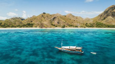Lüks cruise boat inanılmaz tropikal ile mercan resifi üzerinde yelken