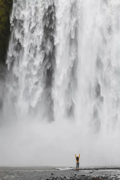 Mulher feliz desfrutando perto Skogafoss Islândia famosa cachoeira. Po — Fotografia de Stock