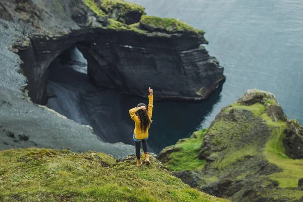 Kvinna som tittar på nordiskt landskap med brist sand vulkanisk strand, — Stockfoto