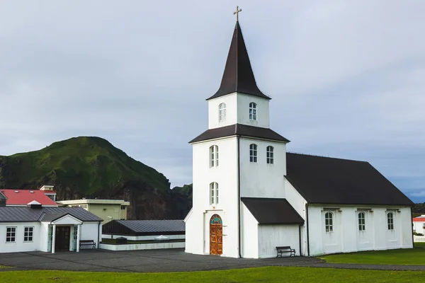 Chiesa con tetto nero e pareti bianche nel tradizionale nord mi — Foto Stock