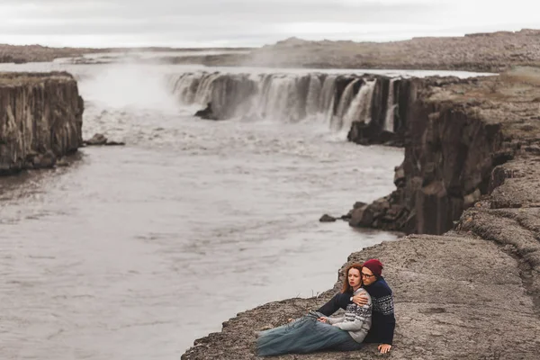 Šťastný hipsterský pár zamilovaný na Islandu. Tradiční vlněný pot — Stock fotografie