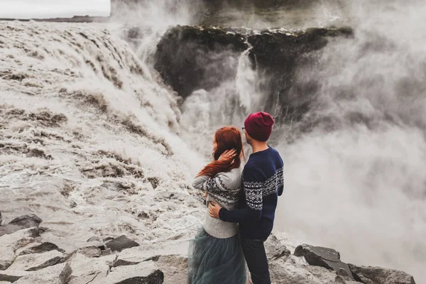 Jovem casal apaixonado olhando para famoso icelandic marco Dettif — Fotografia de Stock