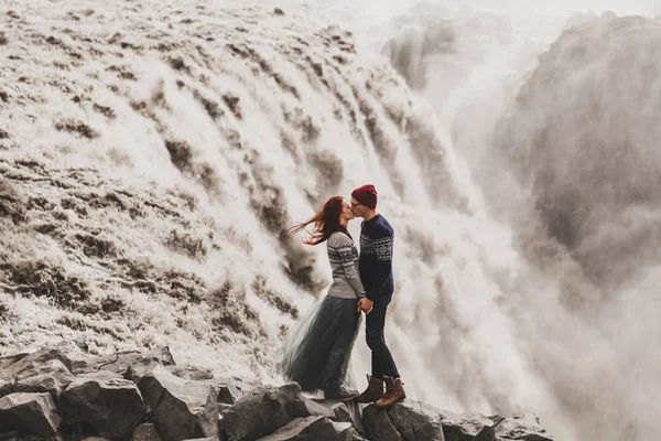 Jeune couple élégant amoureux embrasser ensemble près de célèbre islandais — Photo