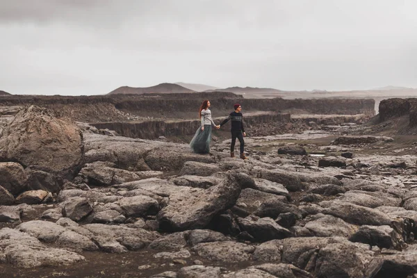 Verliefd stel wandelend in IJsland. Stenen vulkanische woestijn rond — Stockfoto