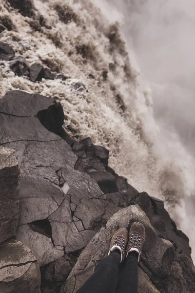 Ноги в кросівках з видом на водоспад Деттіфосс в Ісландії. — стокове фото