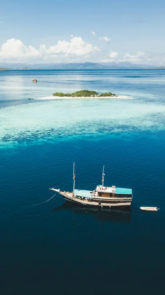 Luxury cruise boat sailing near coral reef atoll island with ama — Stock Photo, Image