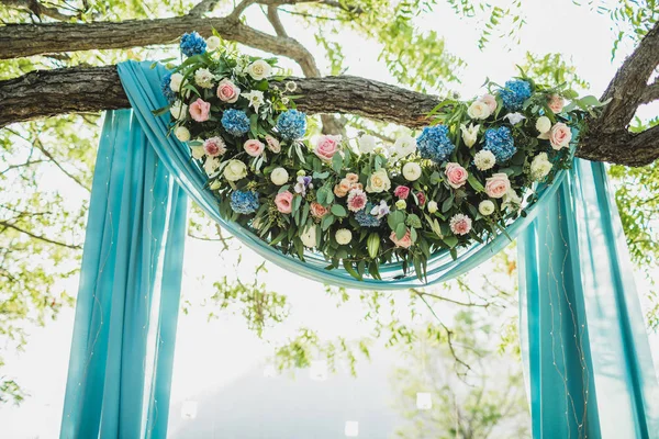 Arco de ceremonia de boda puesta del sol con decoración de flores y clo azul —  Fotos de Stock