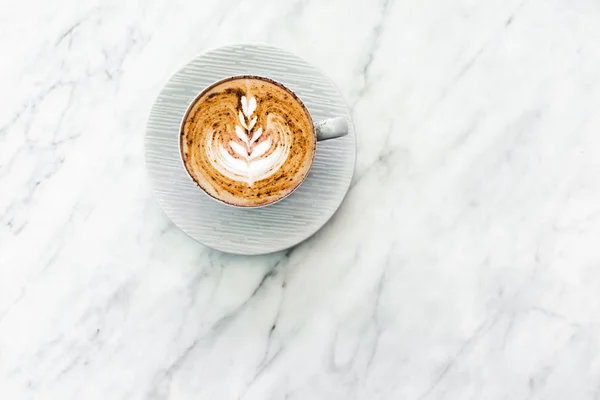 Šálek čerstvého kávového cappuccino s klasickým latte art a chocol — Stock fotografie