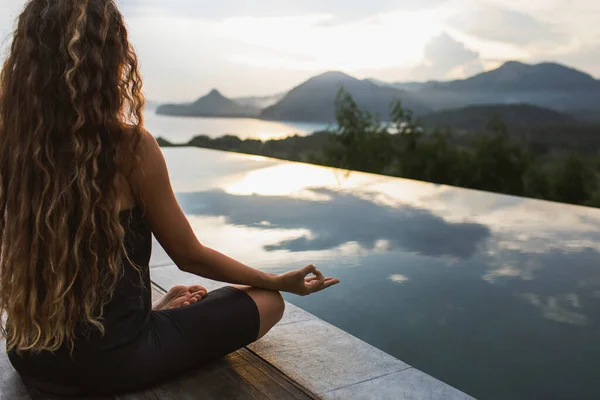 Mujer Meditando Practicando Yoga Sola Amanecer Cerca Piscina Infinita Con —  Fotos de Stock