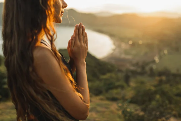 Woman Praying Alone Sunrise Nature Background Spiritual Emotional Concept Sensitivity — Stock Photo, Image