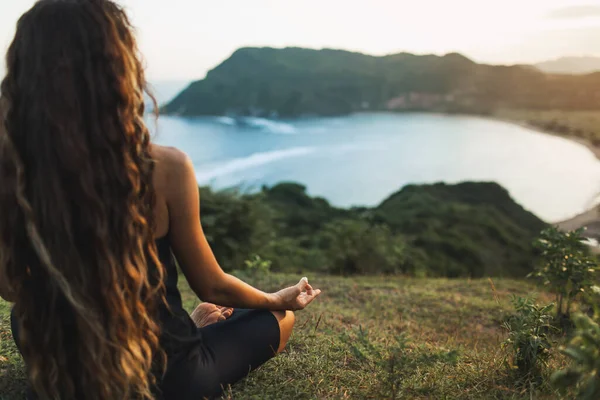 Meditál Jóga Egyedül Napfelkelte Hegyek Kilátás Hátulról Utazás Életmód Spirituális — Stock Fotó