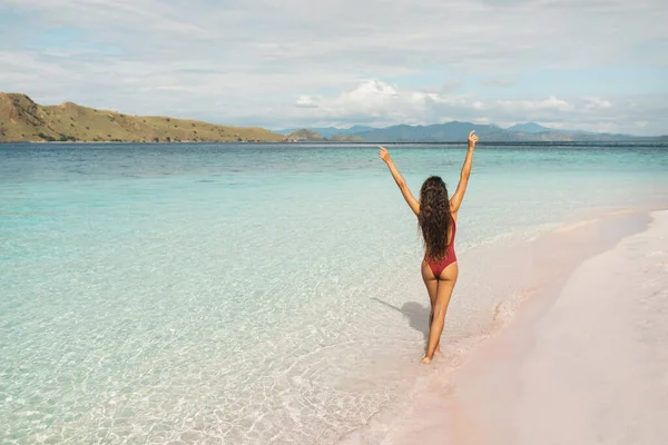 Donna Costume Bagno Rosso Piedi Incredibile Spiaggia Tropicale Paradiso Con — Foto Stock