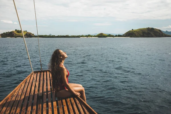 Estilo Vida Tropical Concepto Lujuria Errante Mujer Traje Baño Rojo — Foto de Stock