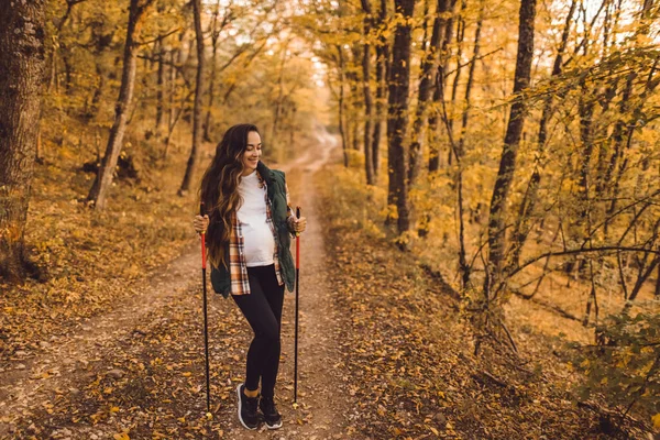 Щаслива Вагітна Жінка Ходить Осіннім Лісом Пішохідними Палицями Скандинавська Ходьба — стокове фото