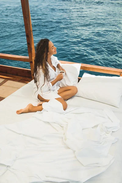 Vrouw Wakker Worden Genieten Van Koffie Boot Prive Cruise Tour — Stockfoto