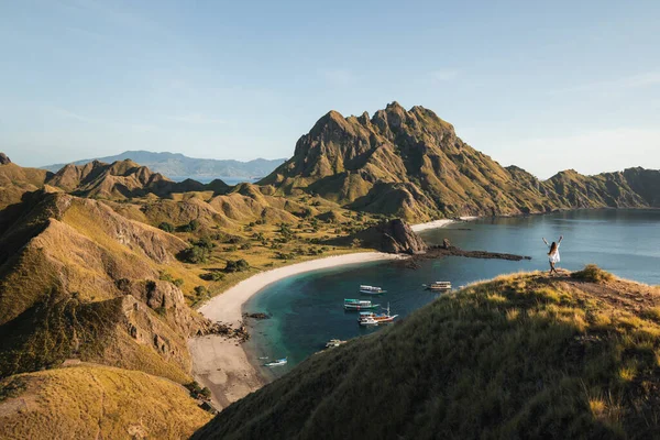 Endonezya 'daki Komodo Ulusal Parkı' nın muhteşem manzaralı kadını. Asya 'da tropikal tatilin tadını çıkarıyorum. Yaşam tarzı seyahat konsepti. Arkadan görüntüle.