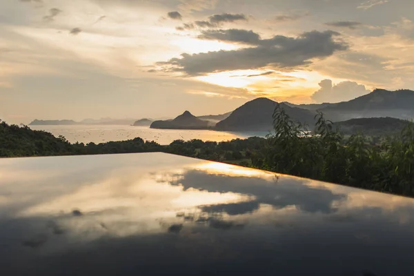 Infinity Pool Amazing Mountain Ocean View Sunset Cloud Reflection Water — Stock Photo, Image