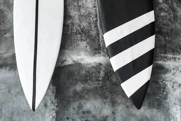 Gri Beton Arka Planda Siyah Beyaz Sörf Tahtası Minimalist Tarzda — Stok fotoğraf