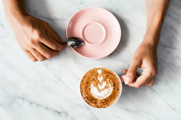 Růžový Šálek Čerstvého Cappuccino Rukou Ženy Bílém Mramorovém Stole Pozadí — Stock fotografie