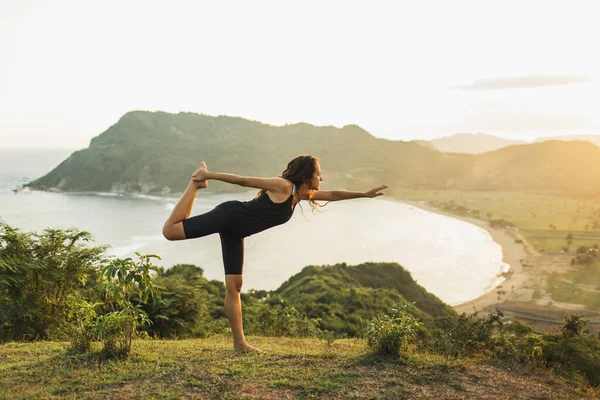 Femeia Tânără Care Practică Yoga Pozează Apusul Soarelui Vedere Frumoasă — Fotografie, imagine de stoc