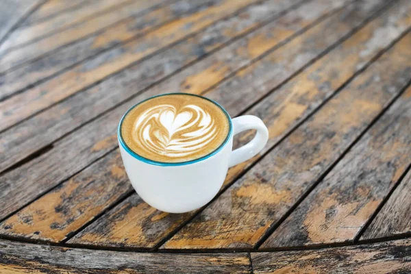 Šálek Čerstvého Krémového Cappuccina Latté Pěně Pozadí Hnědého Dřevěného Stolu — Stock fotografie