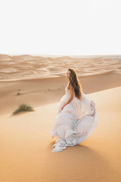 サハラ砂漠 モロッコの素晴らしいウェディングドレスで花嫁の女性の肖像画 暖かい夜の光 美しいパステルトーン 地平線上の砂丘 — ストック写真