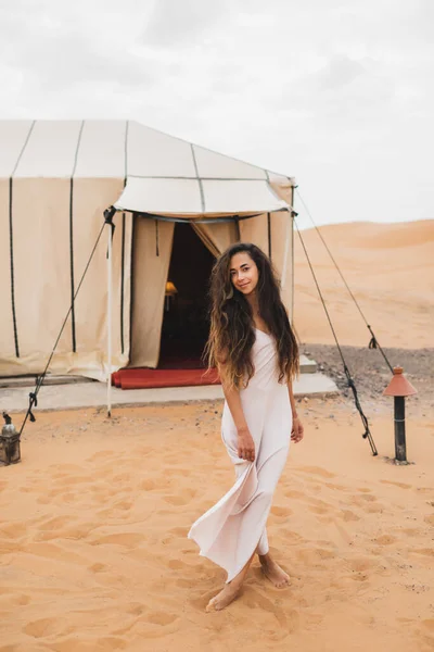 Retrato Una Hermosa Joven Morena Oriental Vestido Blanco Tienda Campaña —  Fotos de Stock