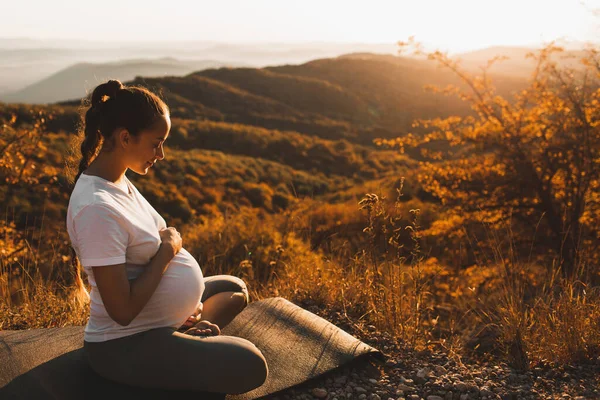 Conceito Espiritual Emocional Harmonia Com Natureza Tempo Maternidade Mulher Grávida — Fotografia de Stock